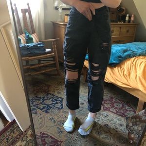 black distressed aeo mom jeans 🦧